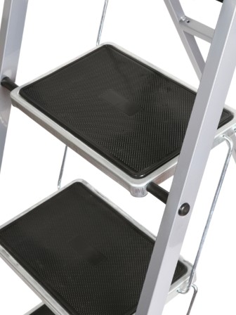 Стремянка CLASS PLUS 4 ступени широкие с покрытием