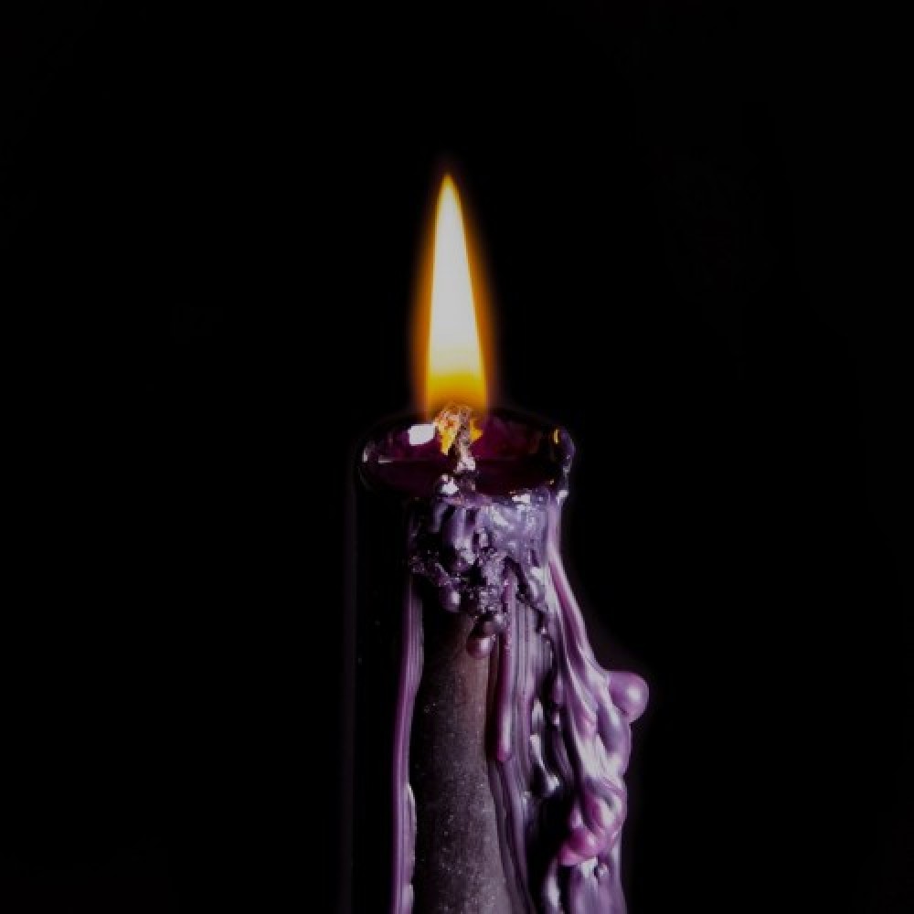 Свеча стала черной. Свеча черная. Свечи магические восковые. Свечи ритуальные восковые. Фиолетовые свечи.