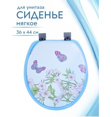 Сиденье для унитаза мягкое голубое с рисунком бабочки над цветами на светлом фоне