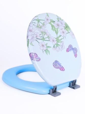 Сиденье для унитаза мягкое голубое с рисунком бабочки над цветами на светлом фоне