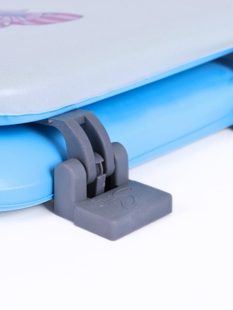 Сиденье для унитаза мягкое голубое с рисунком бабочки над цветами на светлом фоне