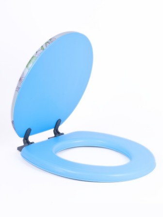 Сиденье для унитаза мягкое голубое с рисунком бабочки над цветами на светлом фоне