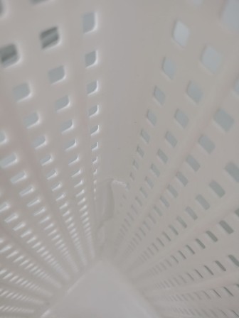 23-2224 Корзина для белья VIOLET 5650006 Лофт 50 л, белая, узкая с крышкой