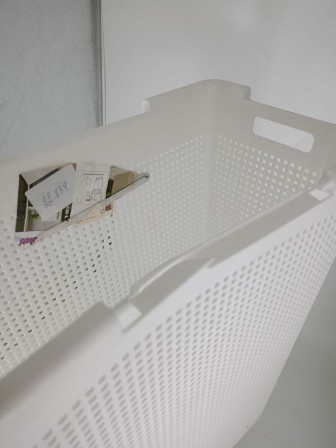 22-1134 Корзина для белья VIOLET 5650006 Лофт 50 л, белая, узкая с крышкой