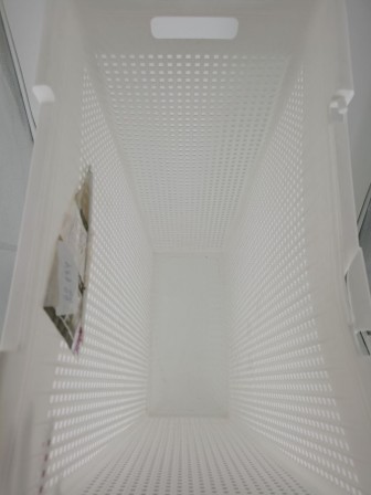 22-1134 Корзина для белья VIOLET 5650006 Лофт 50 л, белая, узкая с крышкой