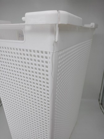 23-0625 Корзина для белья VIOLET 5650006 Лофт 50 л, белая, узкая с крышкой