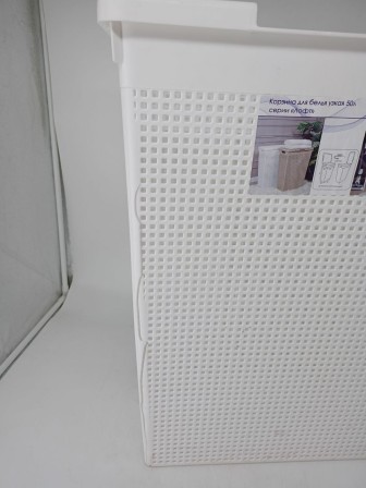 23-0625 Корзина для белья VIOLET 5650006 Лофт 50 л, белая, узкая с крышкой
