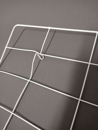 Уценка 25-0830 Решетка № 5: гусиная на 40 ячеек для Несушка 63 45х45 см rn-L0139